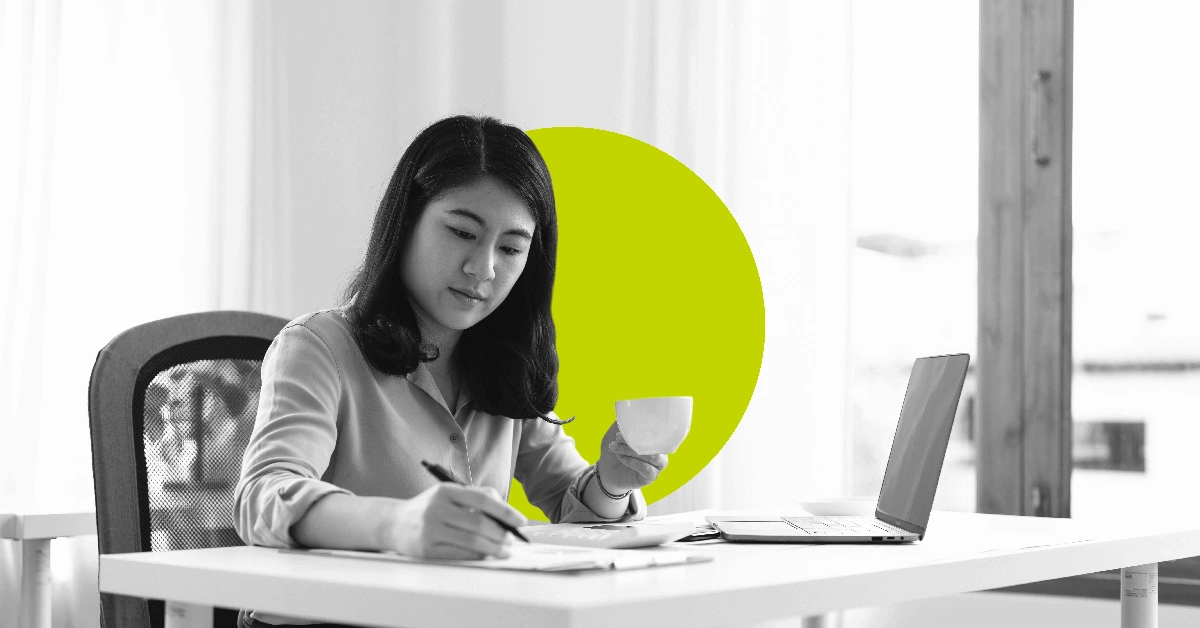 Woman conducting B2C lead scoring.