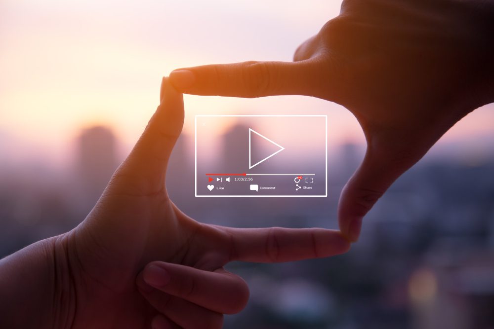 Pe lista de trenduri de digital marketing pentru 2022 se afla video marketingul
